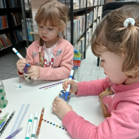 Fotografia kolorowa. Dzieci wykonują prace plastyczne. 